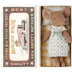 Maileg Big Sister Maus in Streichholzschachtel / Kollektion 2023- Puppenhaus Und Mäusehaus|Maileg Big Sister Mäuse, Kleidung Und Zubehör